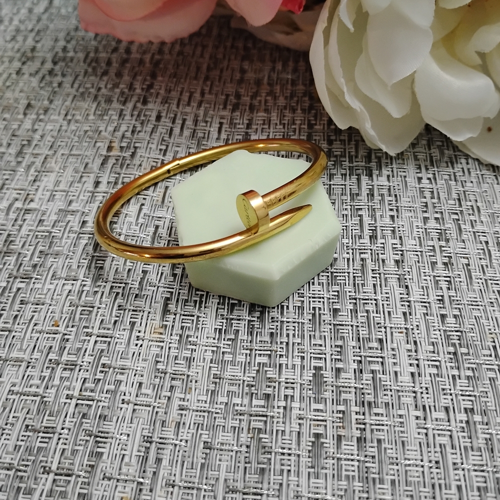 Replica Elegant Gold Bangle Bracelet